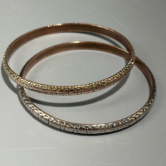 (2) Monet Stacking metal Bangle Bracelets. They have slightly different tones - Picture 6 of 8